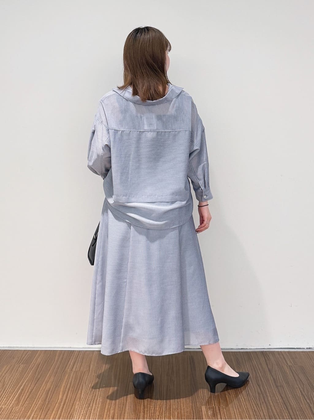 emikaさんの「INDIVI｜【接触冷感／洗える／2WAY】ドロスト付 シアーシャンブレーシャツ」を使ったコーディネート