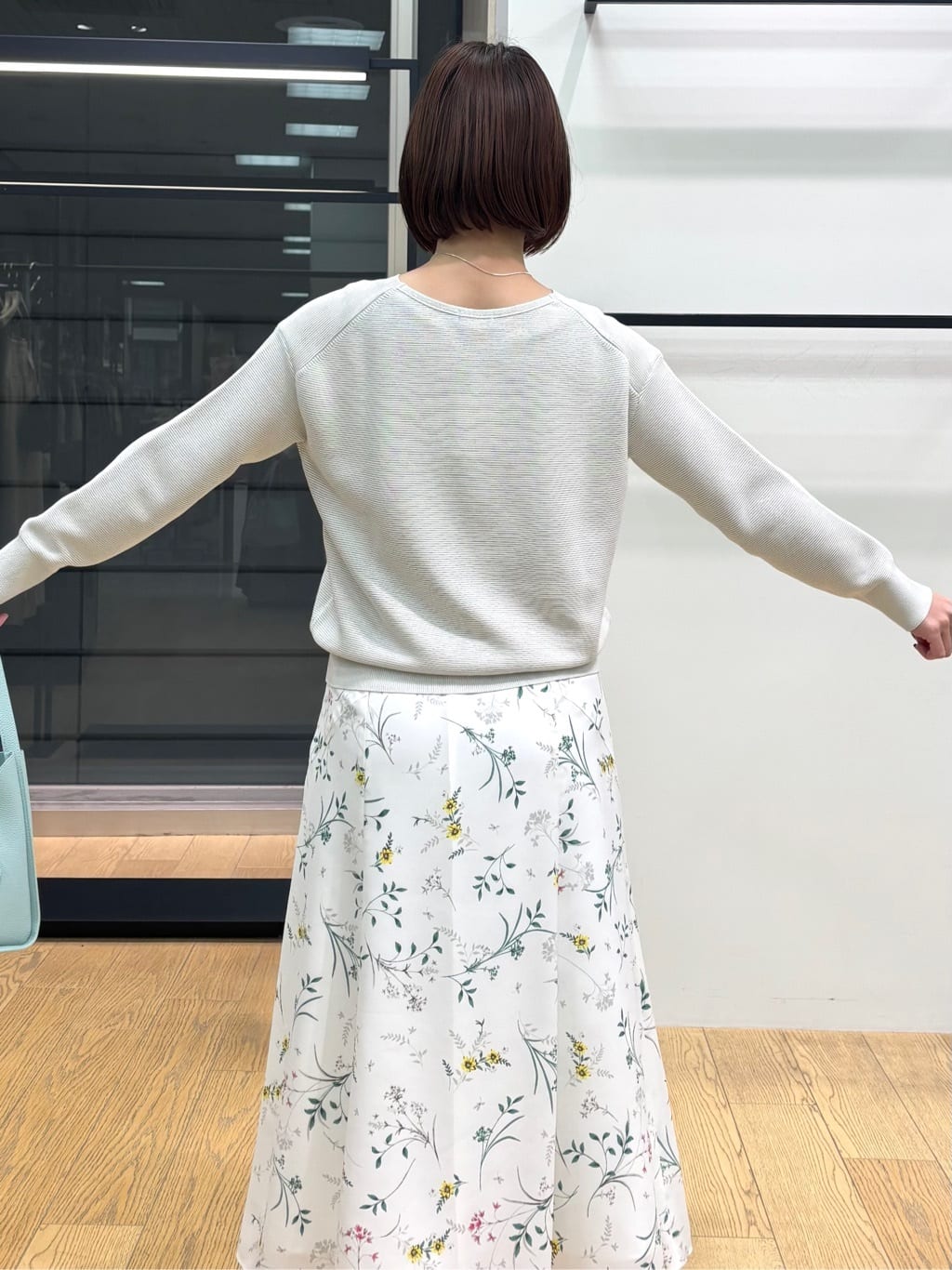 asamiさんの「INDIVI｜【洗える／軽量】きらめきVネックニット」を使ったコーディネート