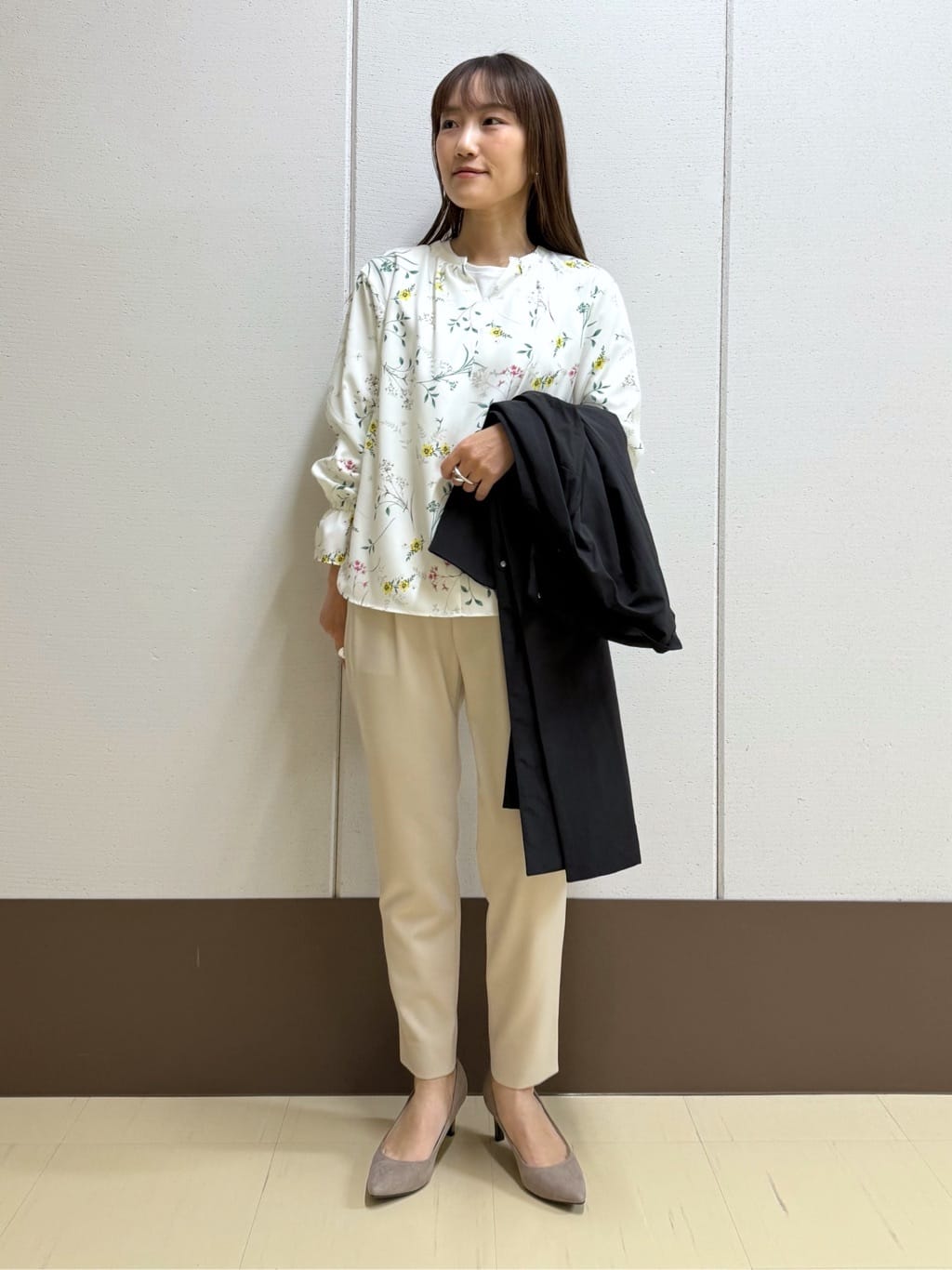 mamiさんの「INDIVI｜【SETUP可能】モダンフラワー柄キャンディスリーブブラウス」を使ったコーディネート