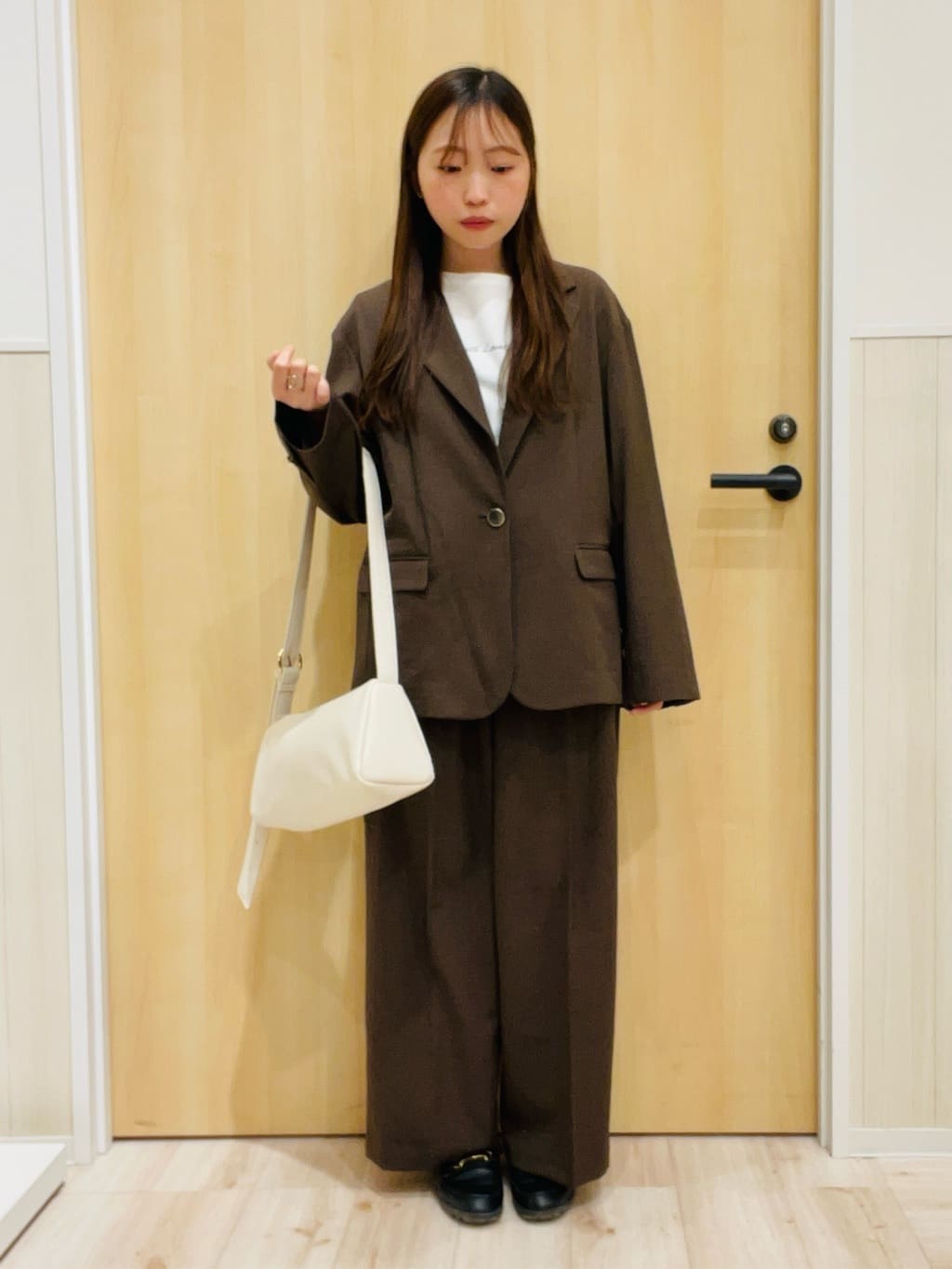minamiさんの「SHOO･LA･RUE｜【UV/抗菌防臭/洗濯機可】小さめロゴの大人スムースロンT」を使ったコーディネート