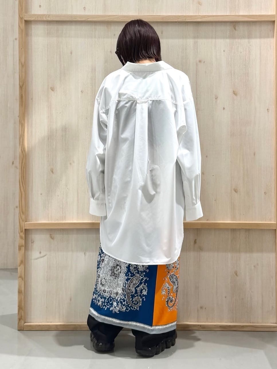 nanaさんの「THE SHOP TK｜ゆったりシルエットで体型カバー ロングシャツ」を使ったコーディネート