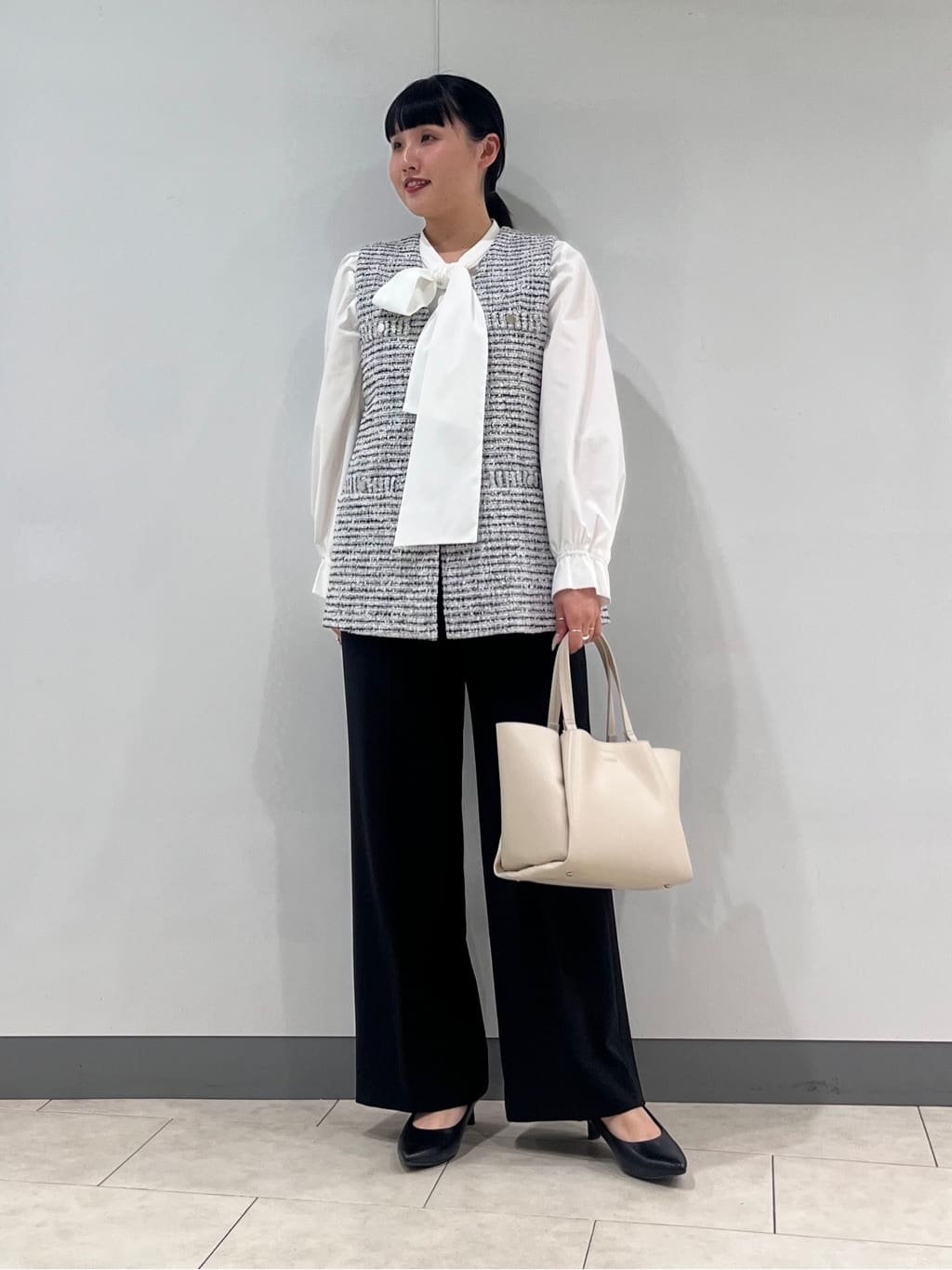 hasuさんの「INDIVI｜【2点セット／洗える】ツイードジレ＆ボウタイブラウス」を使ったコーディネート