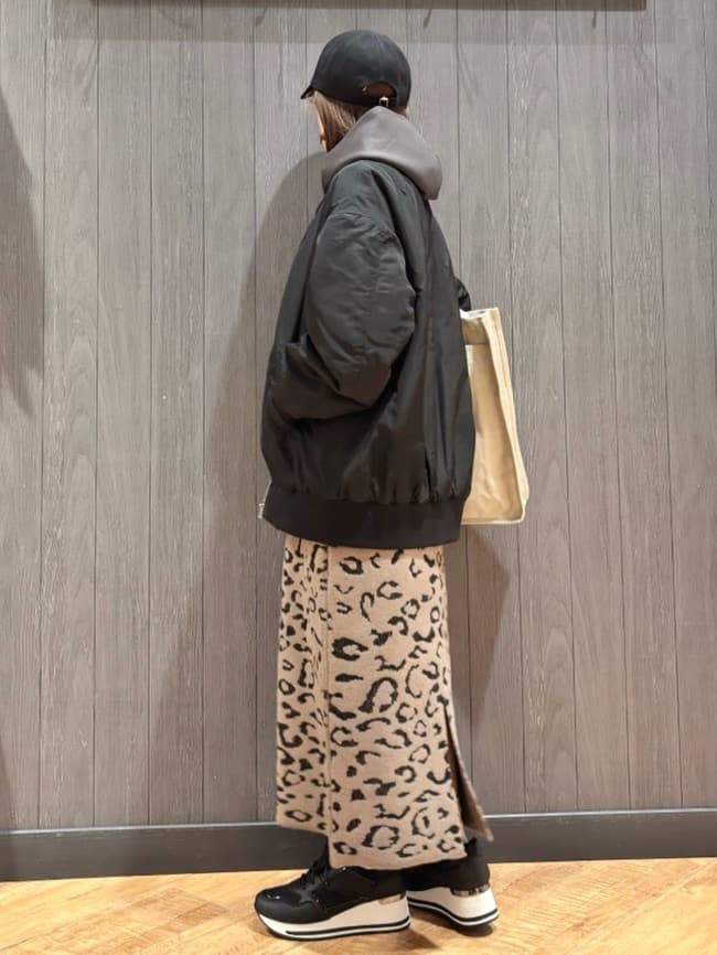 meiさんの「SHOO･LA･RUE｜【セットアップ可/S-LL/なめらかタッチ】選べる3柄 ロゴ入りプルパーカ」を使ったコーディネート