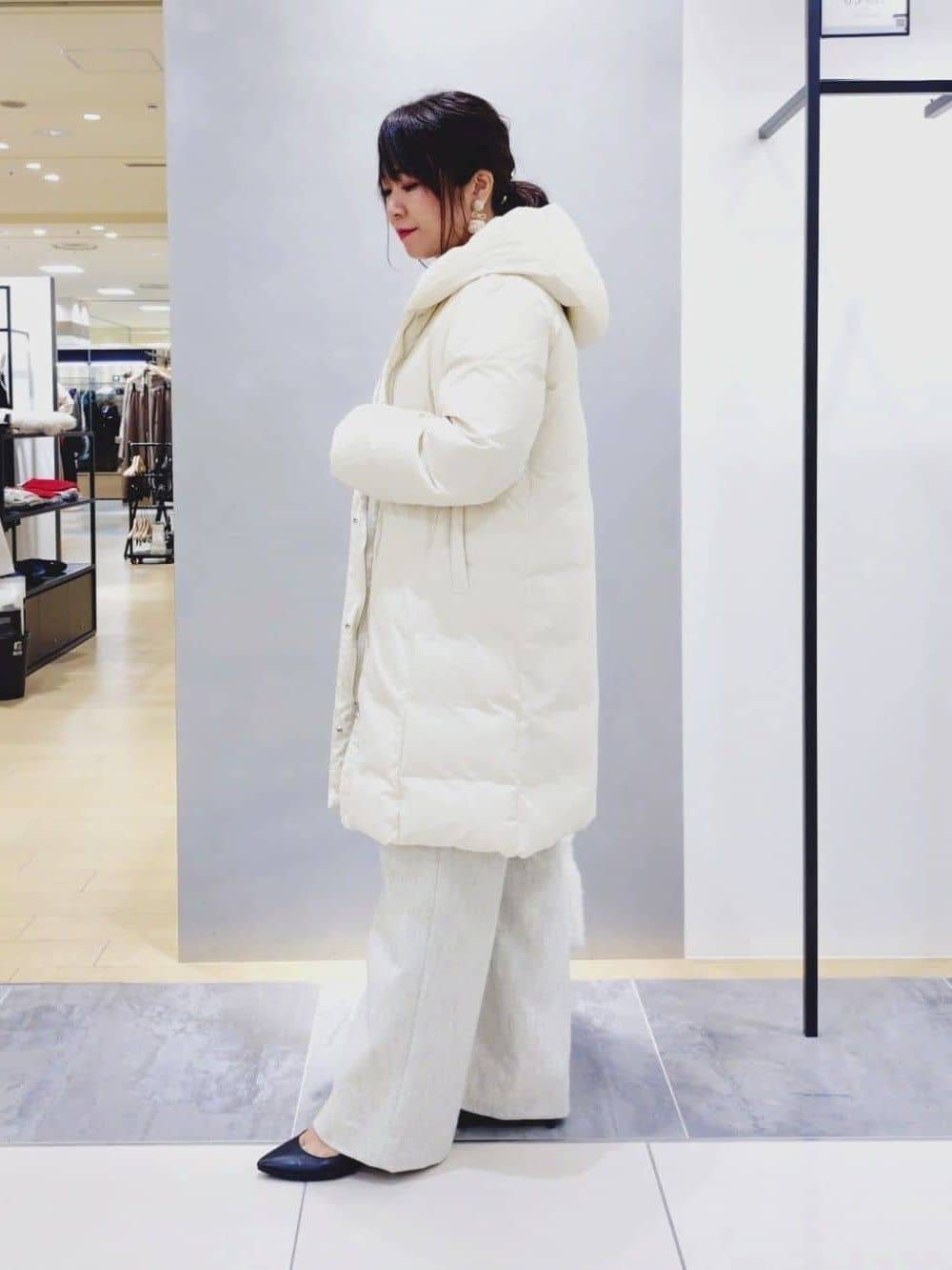 TOMOMIさんの「INDIVI｜【撥水／洗える】ステッチレス ロングダウンコート」を使ったコーディネート