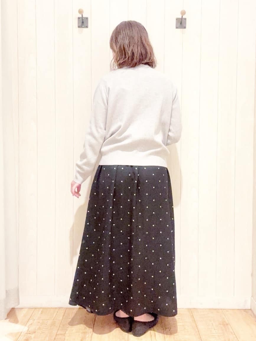 あいこさんの「SHOO･LA･RUE｜【洗濯機可/S-LL】上品な金ボタン もちっとやわらか クルーネックカーディガン」を使ったコーディネート