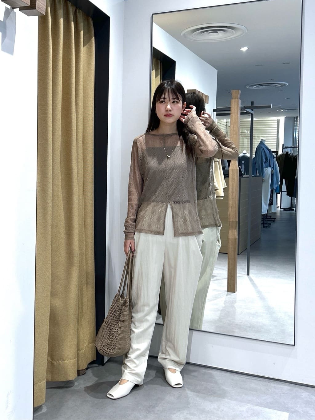 Renoさんの「INDIVI｜【2WAY】スリットレースプルオーバー」を使ったコーディネート