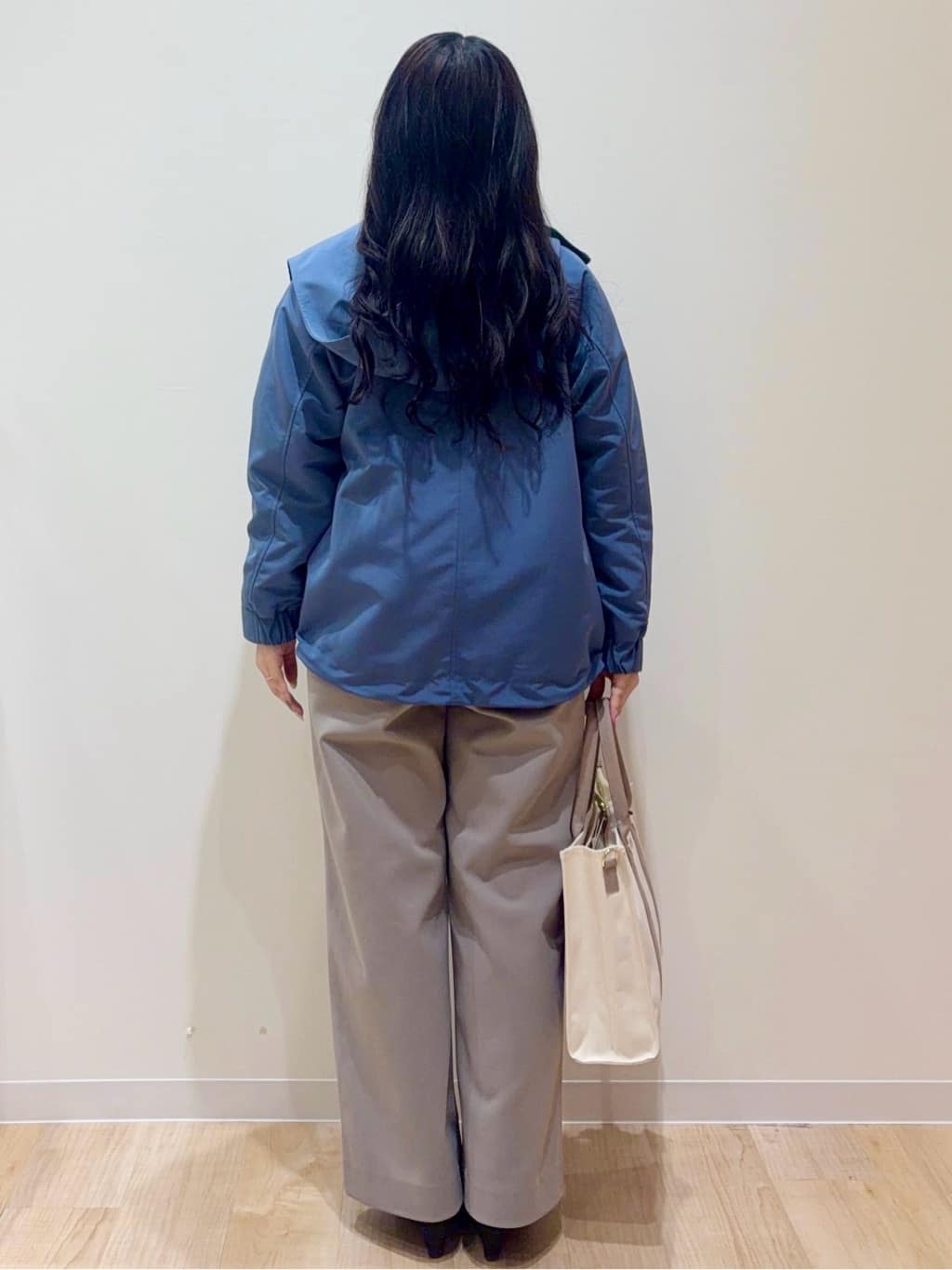 minamiさんの「grove｜ラフさときれいめを両立する、大人のスウェットライクVネックニット」を使ったコーディネート