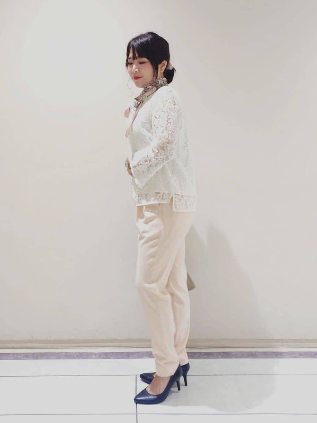 TOMOMIさんの「INDIVI｜【褒められパンツ／高ストレッチ】タックテーパードパンツ」を使ったコーディネート
