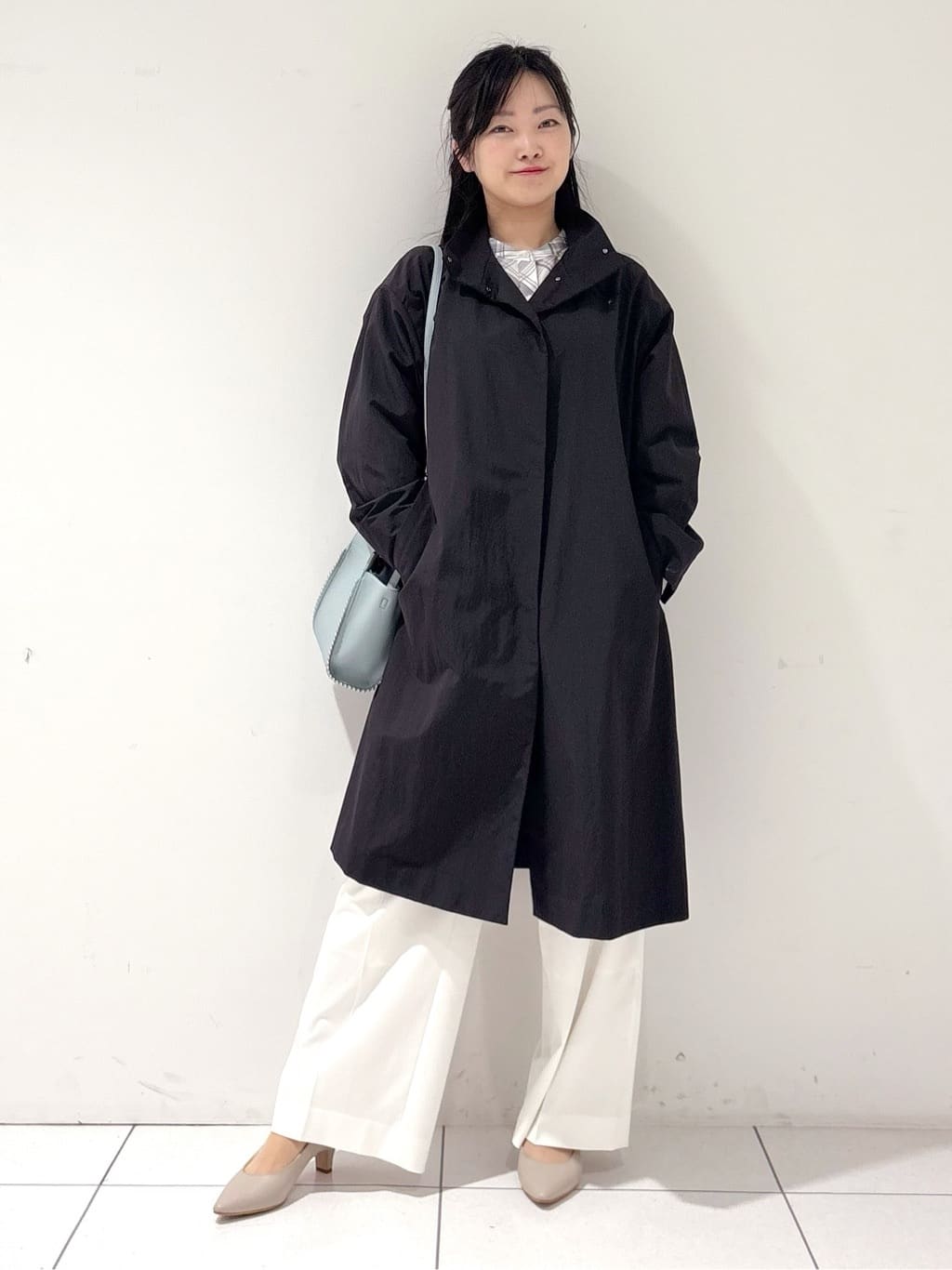 momokoさんの「INDIVI｜【撥水／軽量】ミニマル スタンドカラーコート」を使ったコーディネート