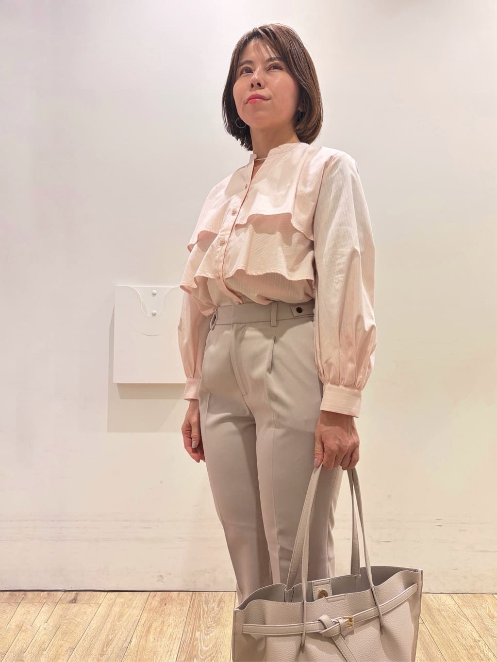 YUKOさんの「index｜フリルキーネックシャツ【洗濯機OK／イージーアイロン／防シワ】《XS～LL／7col》」を使ったコーディネート