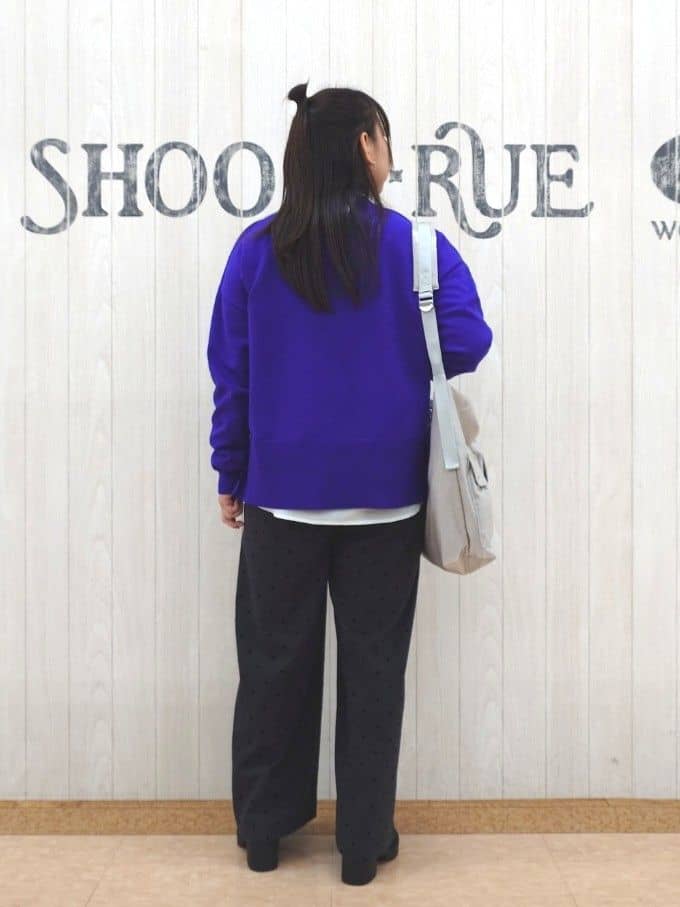 とろろさんの「SHOO･LA･RUE｜【2点セット/洗濯機可/S-LL】着回しがきく もちもちハイネックニット+裾シャツインナー」を使ったコーディネート