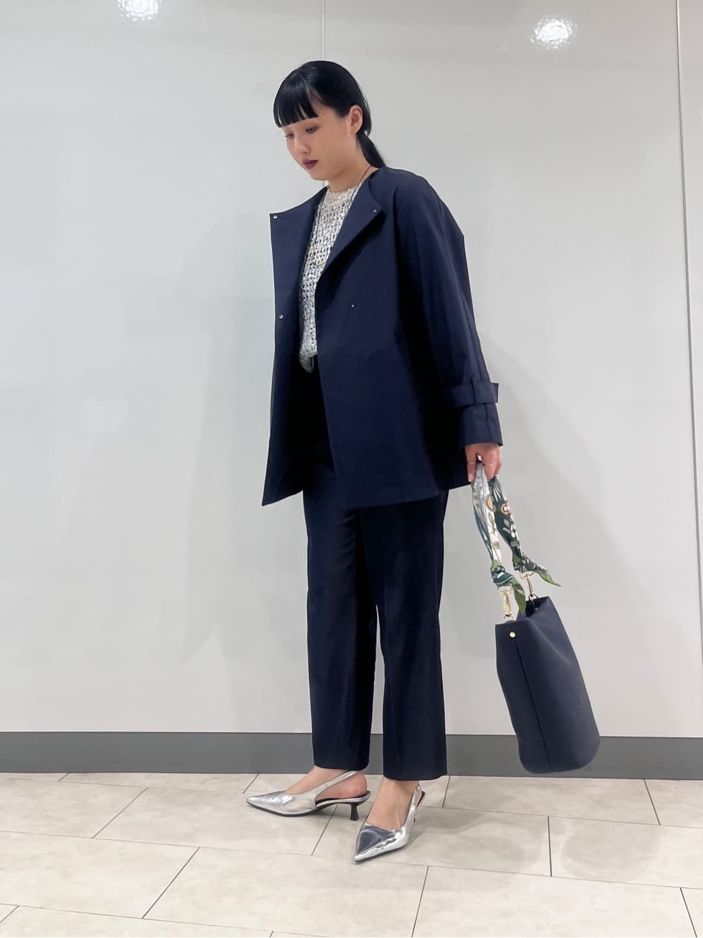 hasuさんの「INDIVI｜【撥水/軽量】ミドル丈 ミニマルトレンチコート」を使ったコーディネート