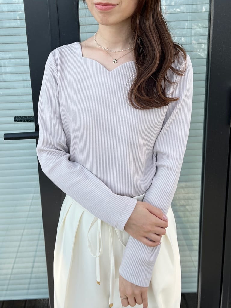 はばさんの「Couture brooch｜【洗える】ハートネック テレコプルオーバー」を使ったコーディネート