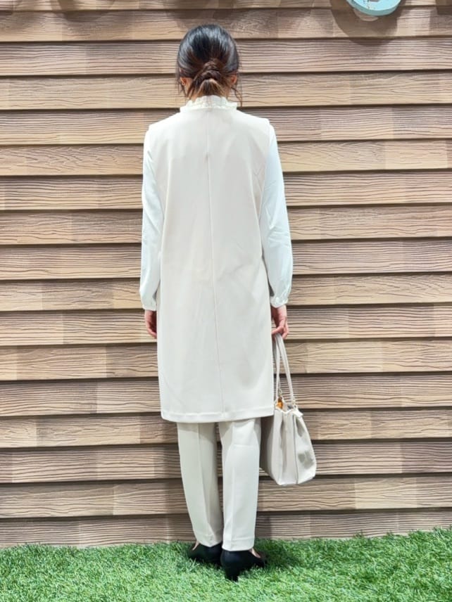 himiさんの「SHOO･LA･RUE｜【洗濯機可/セットアップ可/S-3L】きちんと楽に。カットジョーゼット ロングジレ」を使ったコーディネート