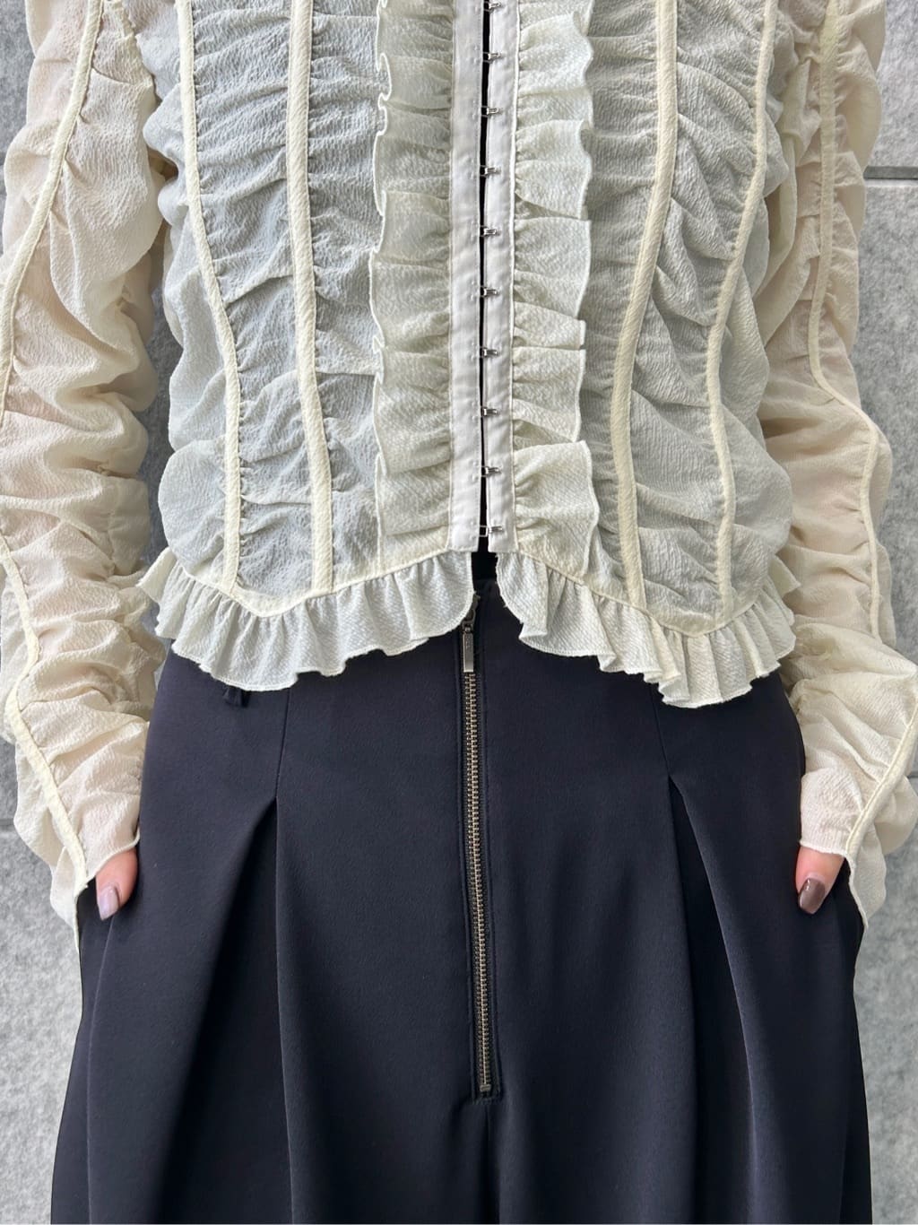 harunaさんの「CODE A｜dobby ruffle blouse」を使ったコーディネート