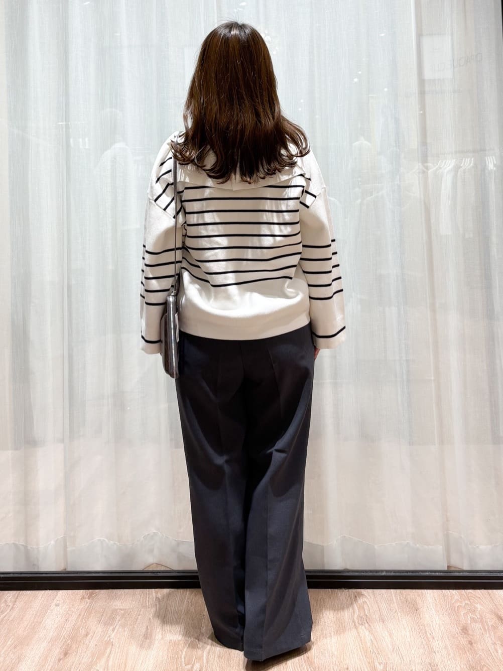 かなさんの「OPAQUE.CLIP｜大ぶりメタルしずく&times;フェイクパール ネックレス」を使ったコーディネート