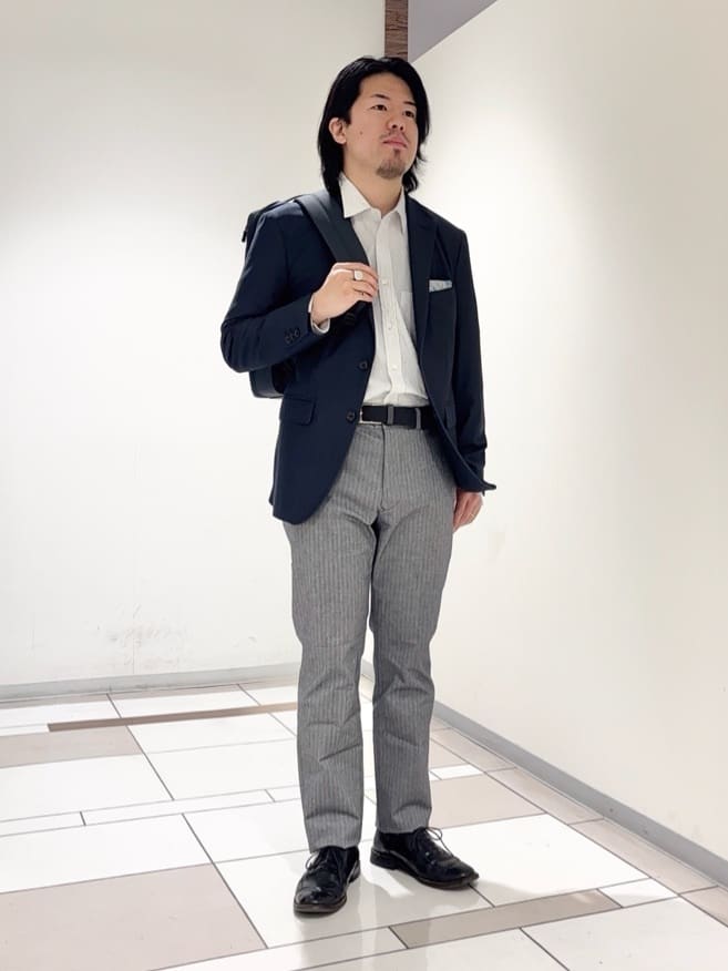 及川さんの「TAKEO KIKUCHI｜播州 ドビーストライプ フラワーシャツ」を使ったコーディネート