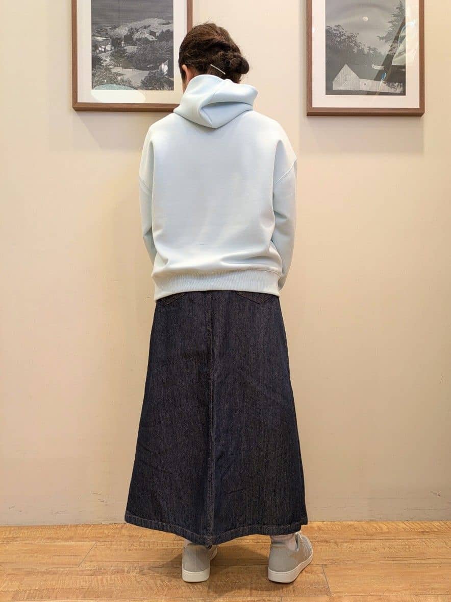 よっこさんの「SHOO･LA･RUE｜【セットアップ可/S-LL/なめらかタッチ】選べる3柄 ロゴ入りプルパーカ」を使ったコーディネート