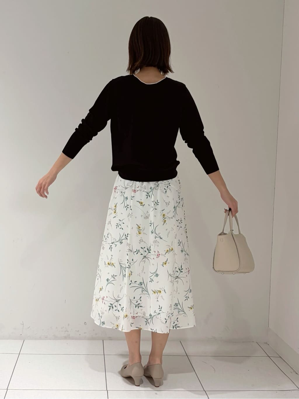 shioriさんの「INDIVI｜【洗える／前後2WAY／アンサンブル可能】ドルマンスリーブカーディガン」を使ったコーディネート