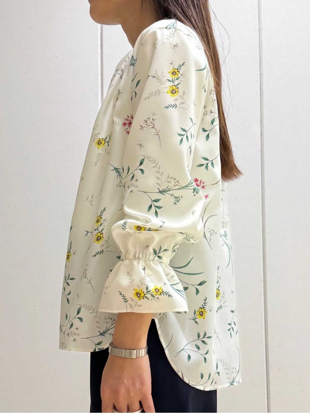 mamiさんの「INDIVI｜【SETUP可能】モダンフラワー柄キャンディスリーブブラウス」を使ったコーディネート