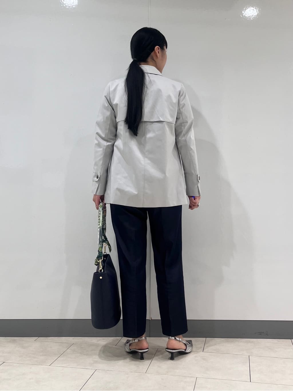 hasuさんの「INDIVI｜【花粉付着防止／撥水／UVケア】名品トレンチコート」を使ったコーディネート