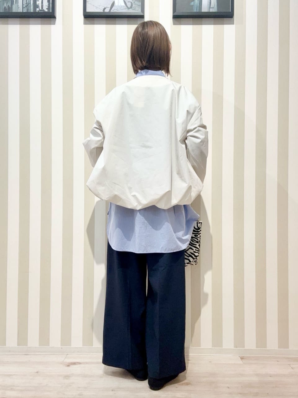 まつこさんの「SHOO･LA･RUE｜【防風/撥水/S-LL】お顔回りすっきり見え　Vネックバルーンブルゾン」を使ったコーディネート