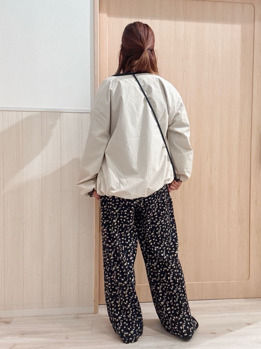モカさんの「SHOO･LA･RUE｜【S-LL/柄が選べる】ウエストゴムでらくちん 大人プリーツイージーパンツ」を使ったコーディネート
