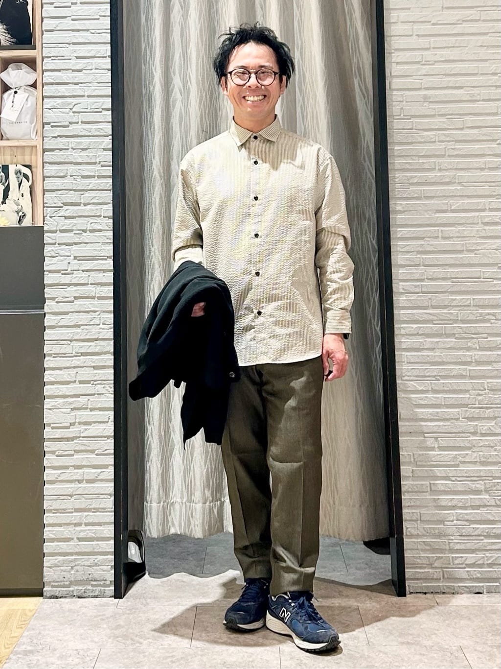 KENJI Iさんの「THE SHOP TK｜【季節の変わり目に最適】ニットカーディガン ドライタッチ／軽量」を使ったコーディネート