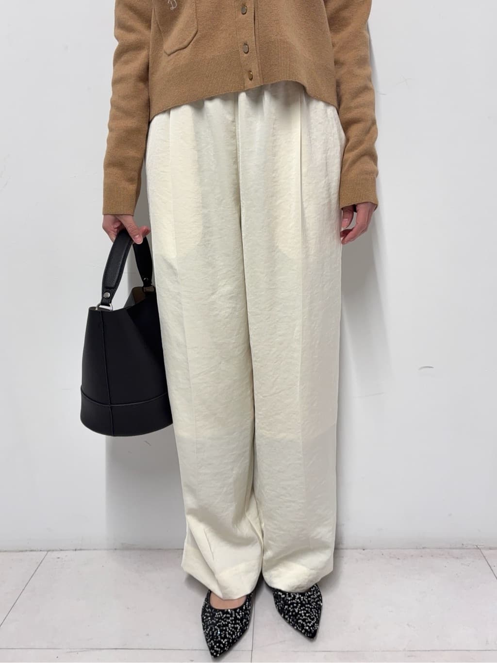 Nishijimaさんの「DRESSTERIOR｜シュリンクレザーバケットBAG」を使ったコーディネート