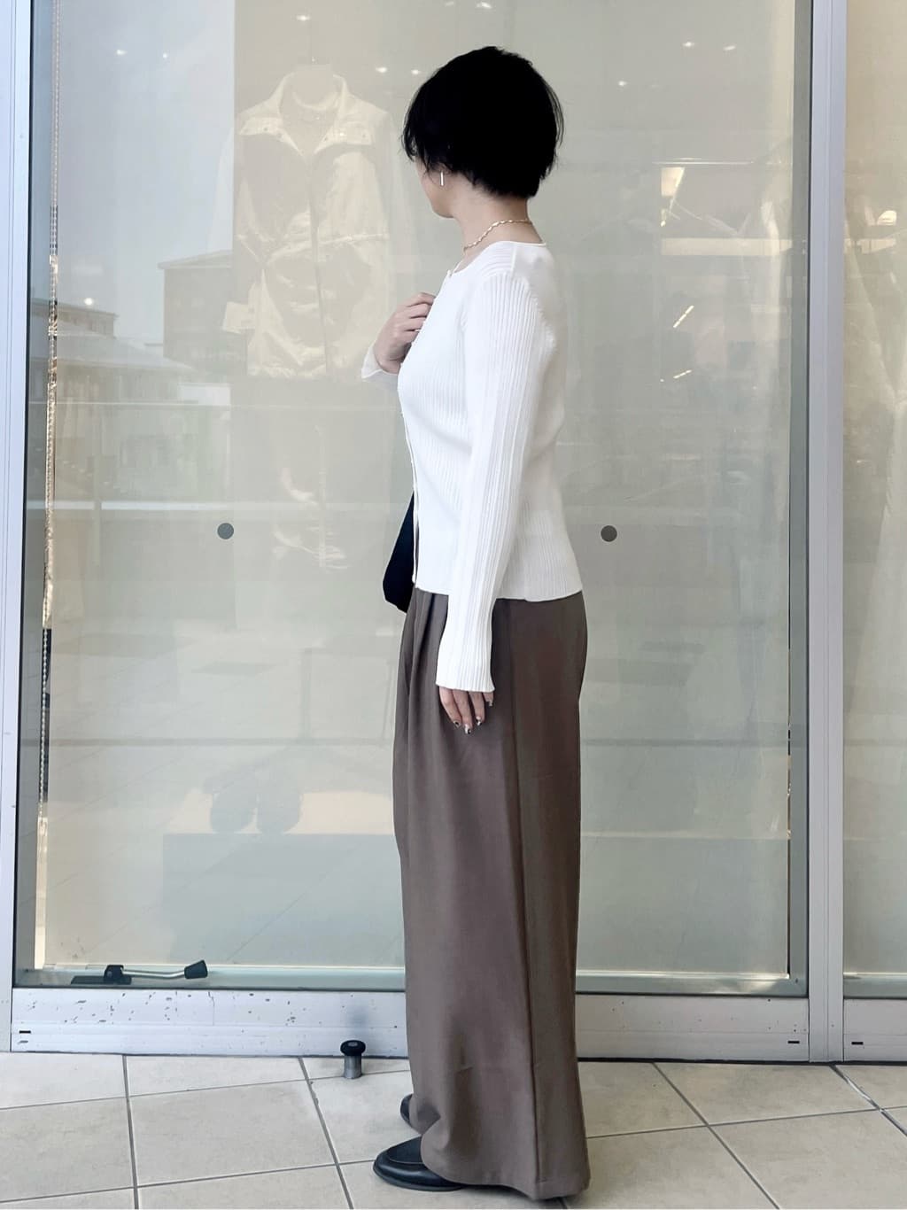 yo-koさんの「OPAQUE.CLIP｜シルバー多ボタン ランダムリブニットカーディガン【洗濯機OK】」を使ったコーディネート