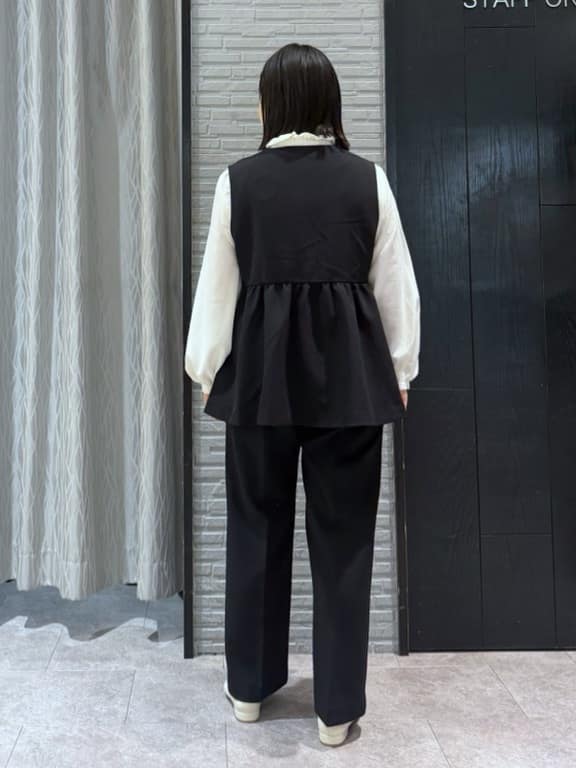 chさんの「THE SHOP TK｜【通勤・きちんと見えに】ダブルクロス ペプラムジレ/セットアップ可」を使ったコーディネート