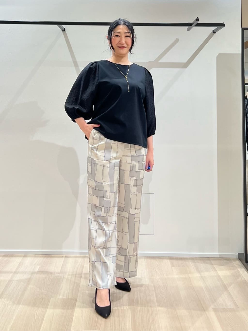 TOMOMIさんの「UNTITLED｜ブロッキングプリントパンツ」を使ったコーディネート