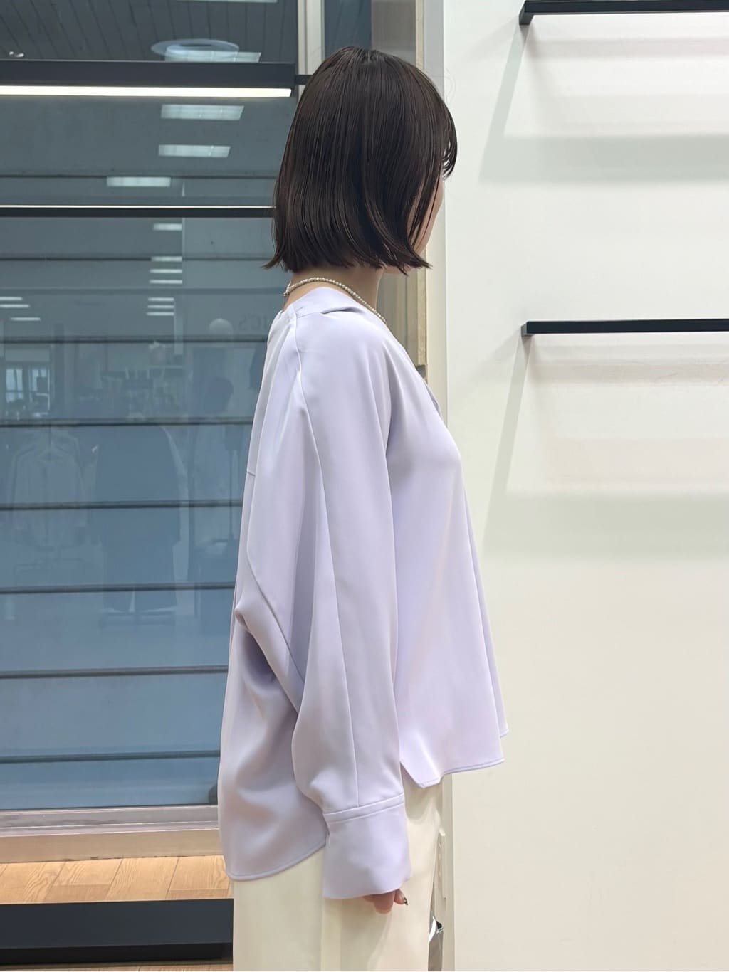 asamiさんの「INDIVI｜【洗える／UVケア／マットサテン】Vネックドルマンスリーブブラウス」を使ったコーディネート