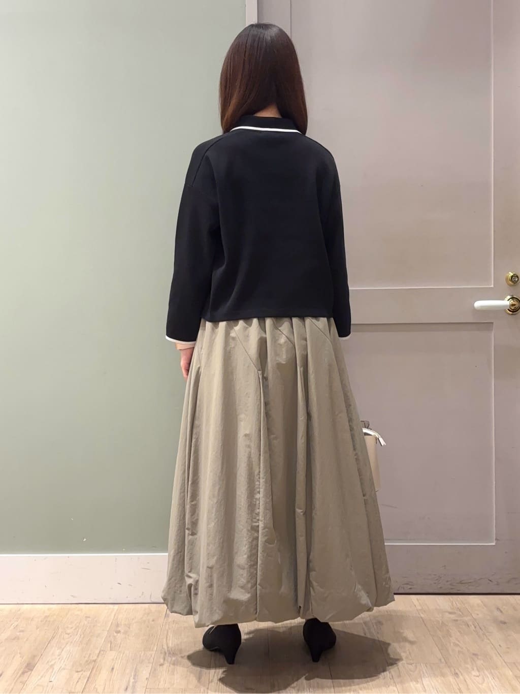 しばみさんの「grove｜高評価！一枚でも羽織でも、大人のTOPS風カーディガン」を使ったコーディネート