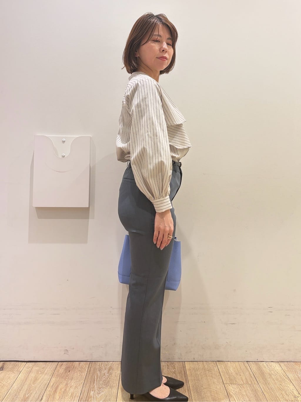 YUKOさんの「index｜フリルキーネックシャツ【洗濯機OK／イージーアイロン／防シワ】《XS～LL／7col》」を使ったコーディネート