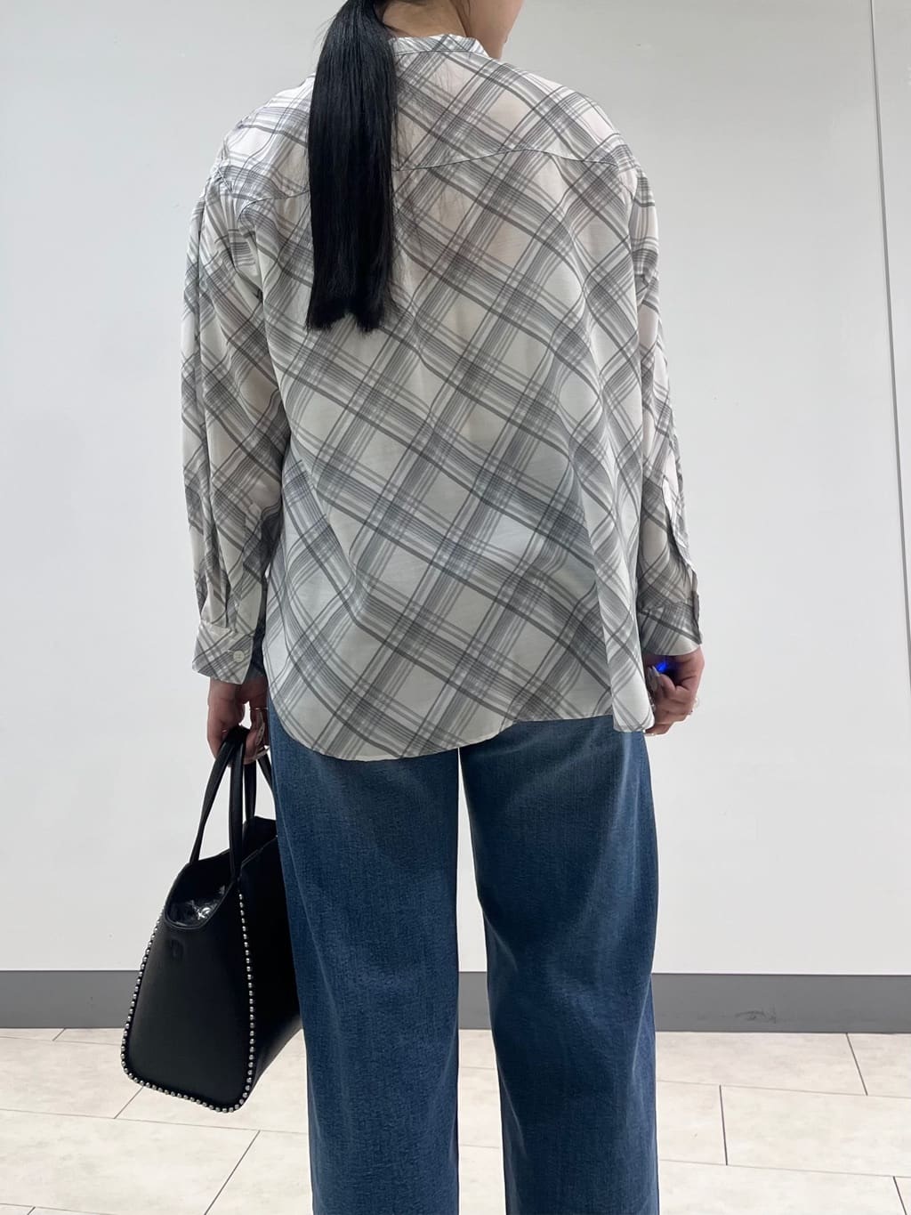 hasuさんの「INDIVI｜【撥水／軽量】ミニマル スタンドカラーコート」を使ったコーディネート