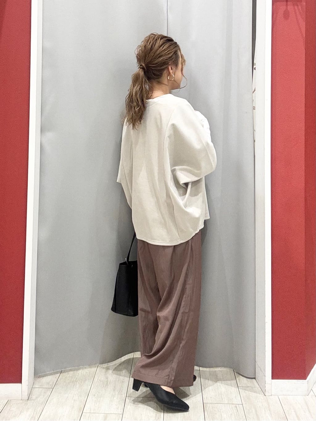 shioさんの「SHOO･LA･RUE｜【体型カバー/2点セット】ポンチョ風 スエードライクトップス+ロンT」を使ったコーディネート