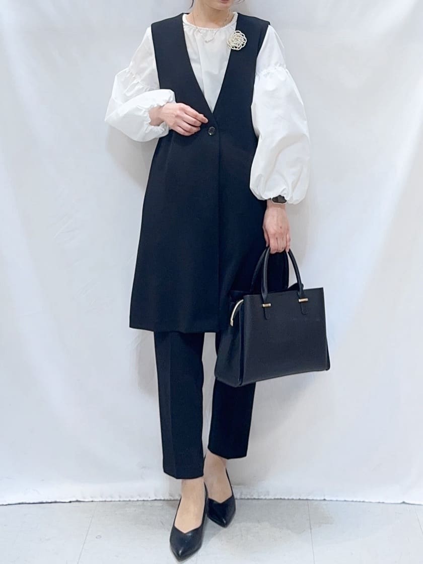 𝐇𝐢𝐫𝐨𝐦𝐢さんの「SHOO･LA･RUE｜【洗濯機可/セットアップ可/S-3L】きちんと楽に。カットジョーゼット ロングジレ」を使ったコーディネート