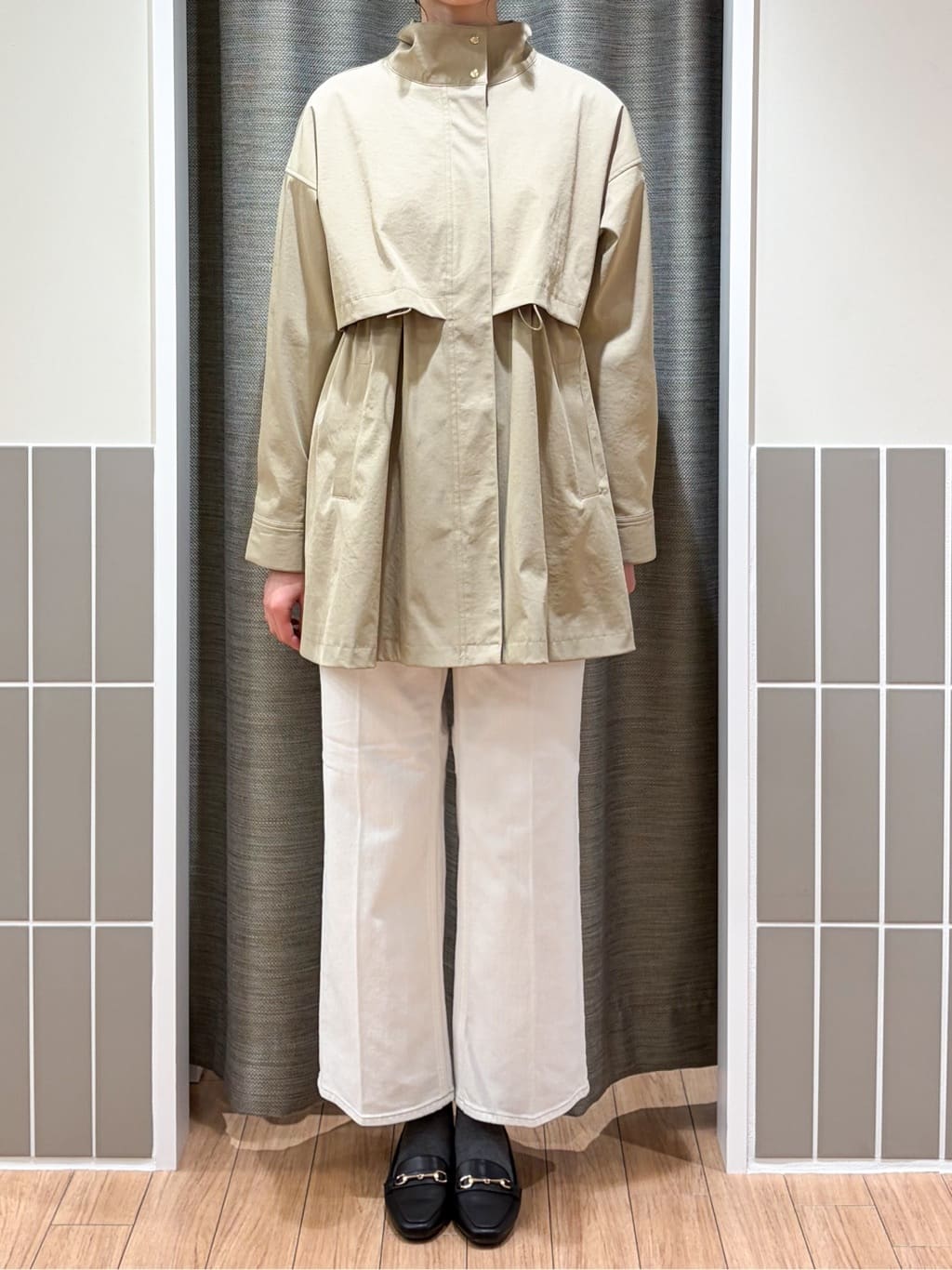 Kotoさんの「grove｜【撥水／シルエット2WAY】羽織るだけでサマになる、スタンドネックテントラインコート」を使ったコーディネート