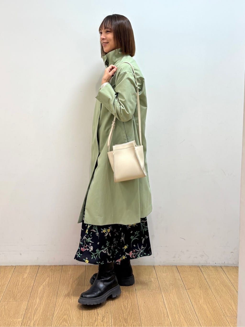 mikkoさんの「INDIVI｜【撥水／軽量】ミニマル スタンドカラーコート」を使ったコーディネート
