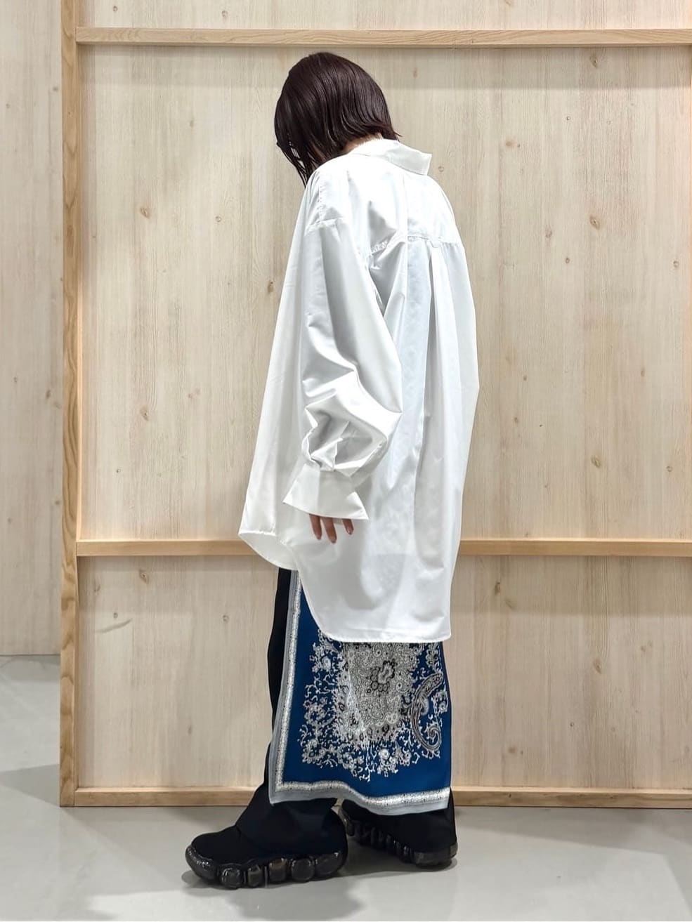 nanaさんの「THE SHOP TK｜ゆったりシルエットで体型カバー ロングシャツ」を使ったコーディネート