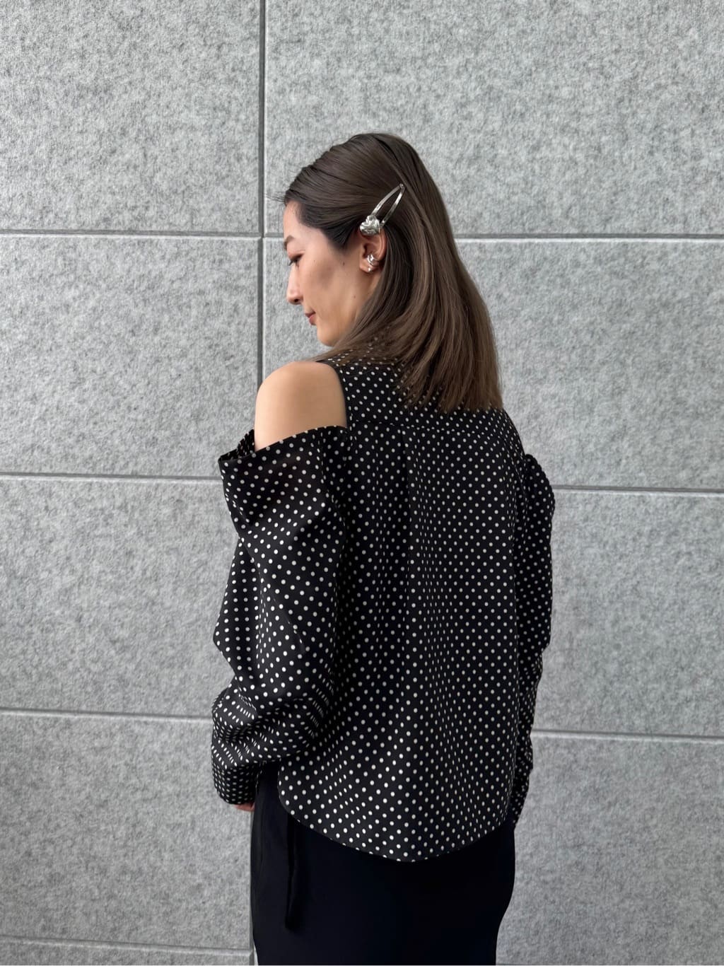 uchi__yamaさんの「CODE A｜dots open shoulder shirts」を使ったコーディネート