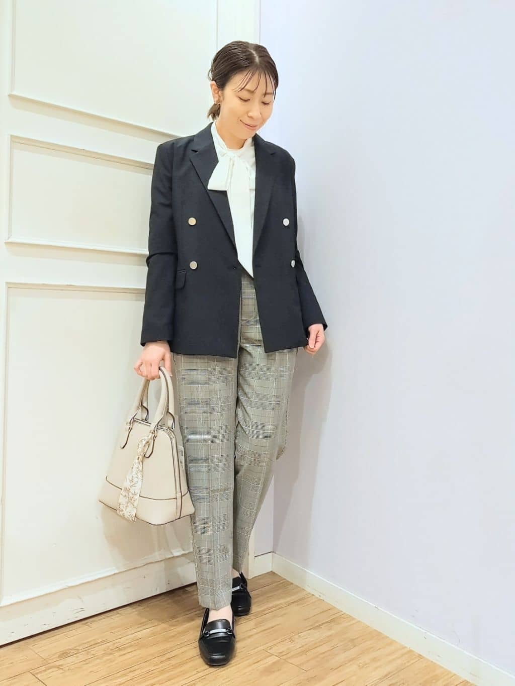 miomioさんの「SHOO･LA･RUE｜【洗濯機可/S-3L】リボンボウタイが魅力　大人の華やかブラウス」を使ったコーディネート
