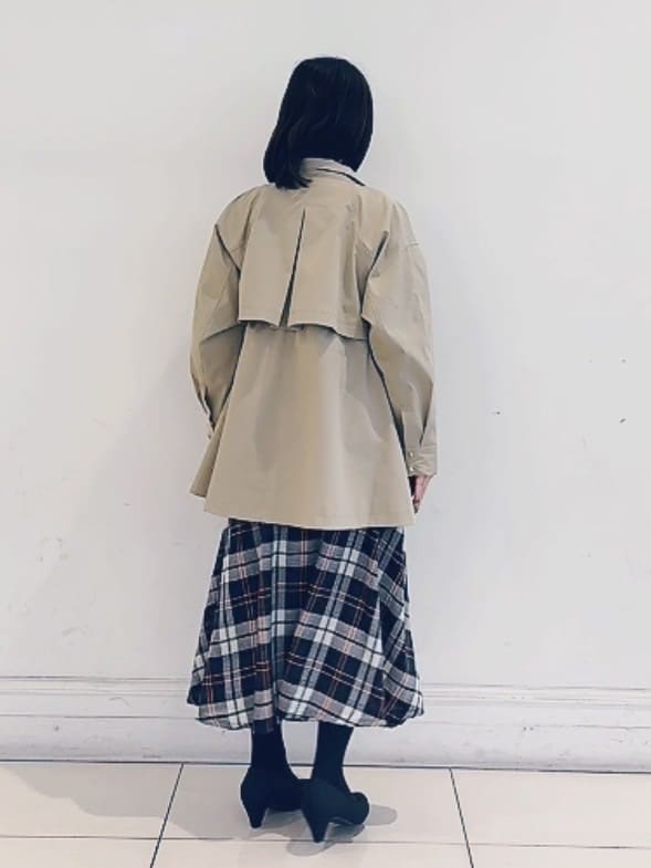 チョコさんの「grove｜【撥水／シルエット2WAY】羽織るだけでサマになる、スタンドネックテントラインコート」を使ったコーディネート