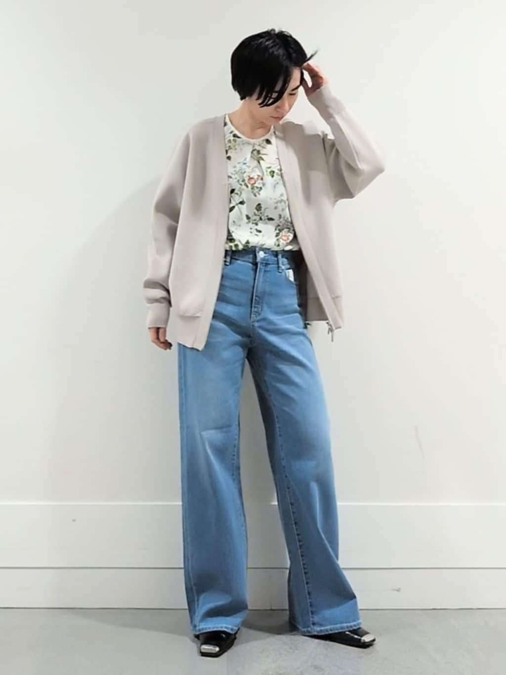 ミズタさんの「UNTITLED｜【花柄/洗える】ボタニカルブラウス」を使ったコーディネート