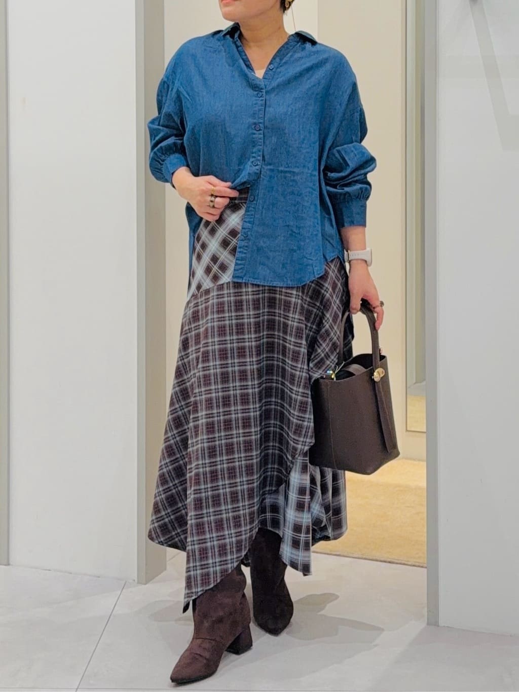 タナさんの「THE SHOP TK｜【後ろ姿もサマになる】バックシャーリングシャツ」を使ったコーディネート