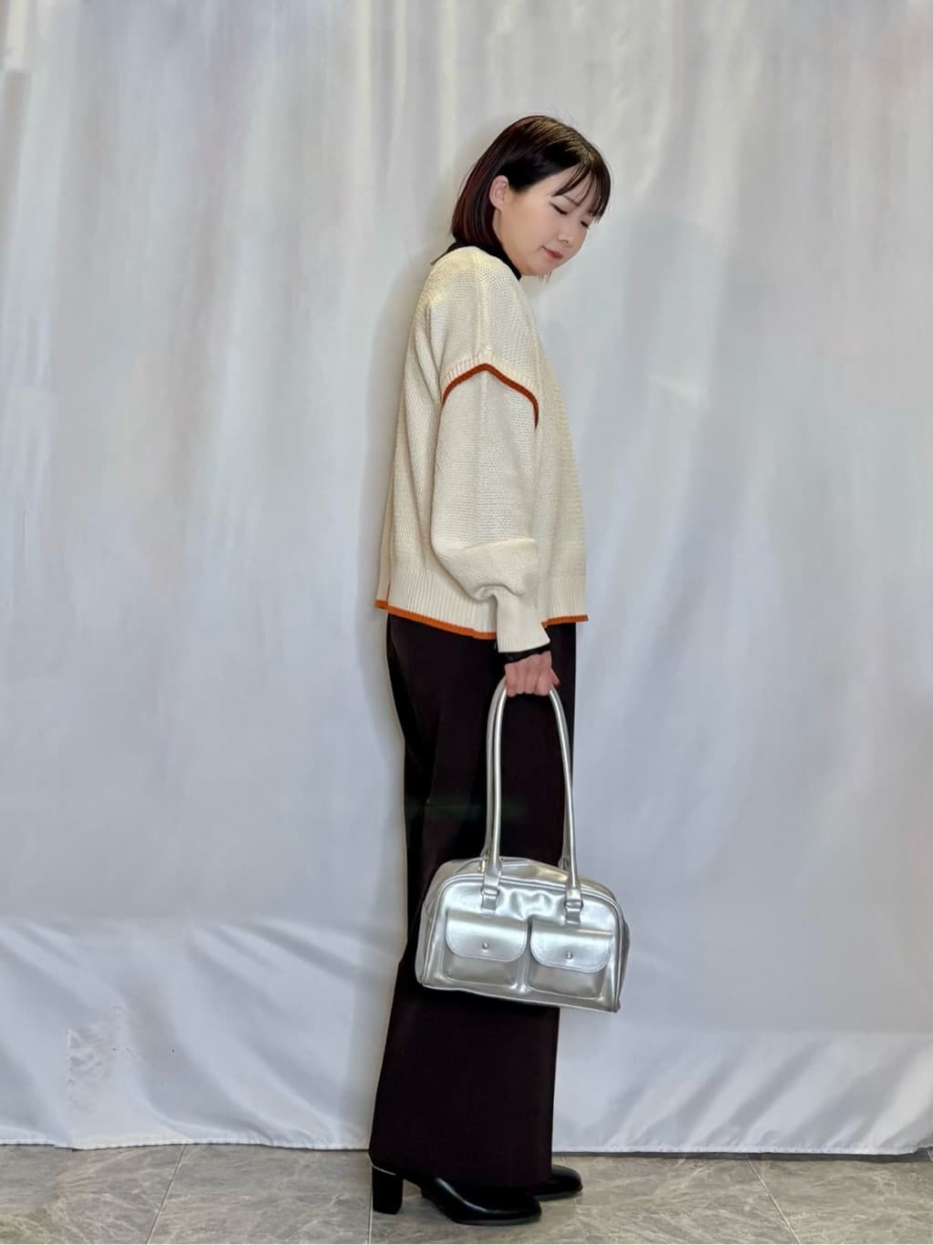 ネリさんの「SHOO･LA･RUE｜【前後2WAY/S-LL】体型カバーもこなれ見えも叶う　ふんわりお袖の配色パイピングニット」を使ったコーディネート