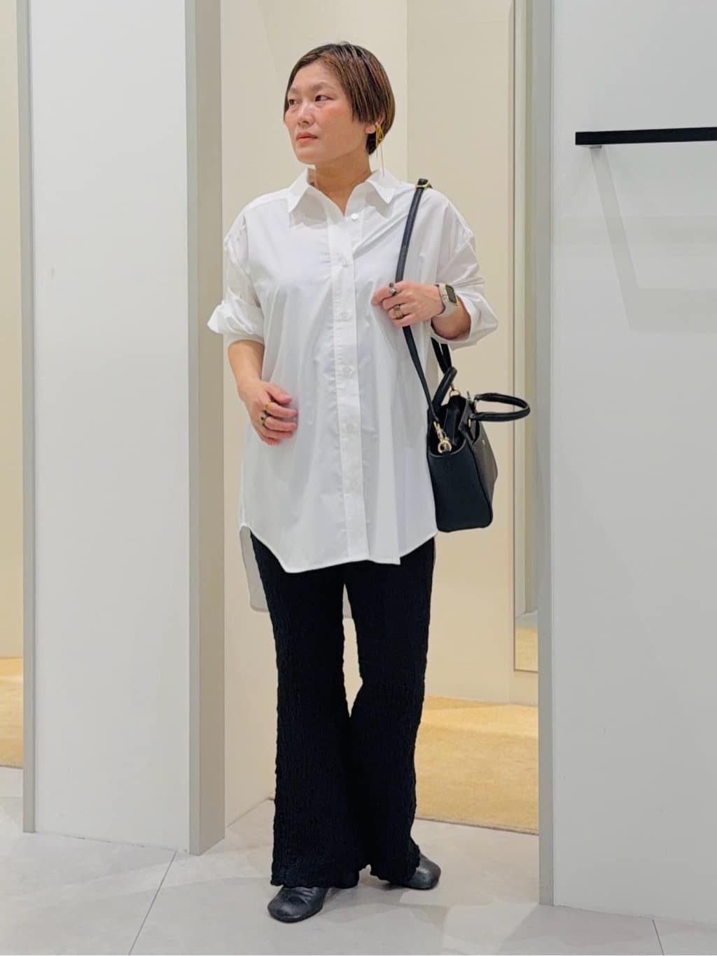 タナさんの「THE SHOP TK｜ゆったりシルエットで体型カバー ロングシャツ」を使ったコーディネート