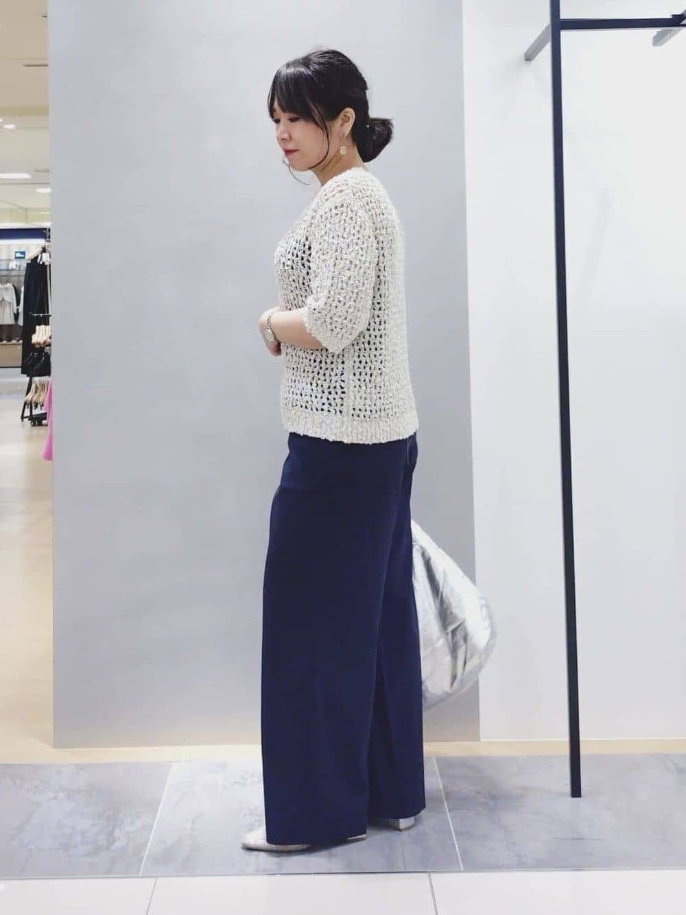 TOMOMIさんの「INDIVI｜【褒められパンツ／洗える／ウエストゴム】ワイドタックパンツ」を使ったコーディネート