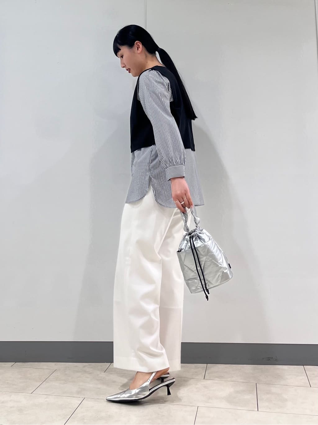 hasuさんの「INDIVI｜【花粉付着防止／撥水／UVケア】名品トレンチコート」を使ったコーディネート